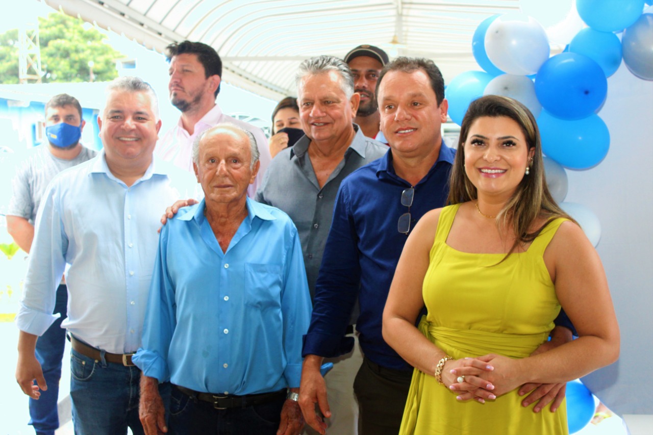 O prefeito Renato Damásio, a 1ª dama Ana Paula e aliados celebrando os 68 Anos de Palmelo