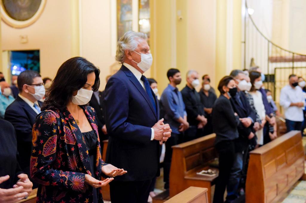 O governador Ronaldo Caiado durante participação na missa de sétimo dia em memória do ex-governador e ex-prefeito de Goiânia, Iris Rezende Machado, na Catedral Metropolitana da capital