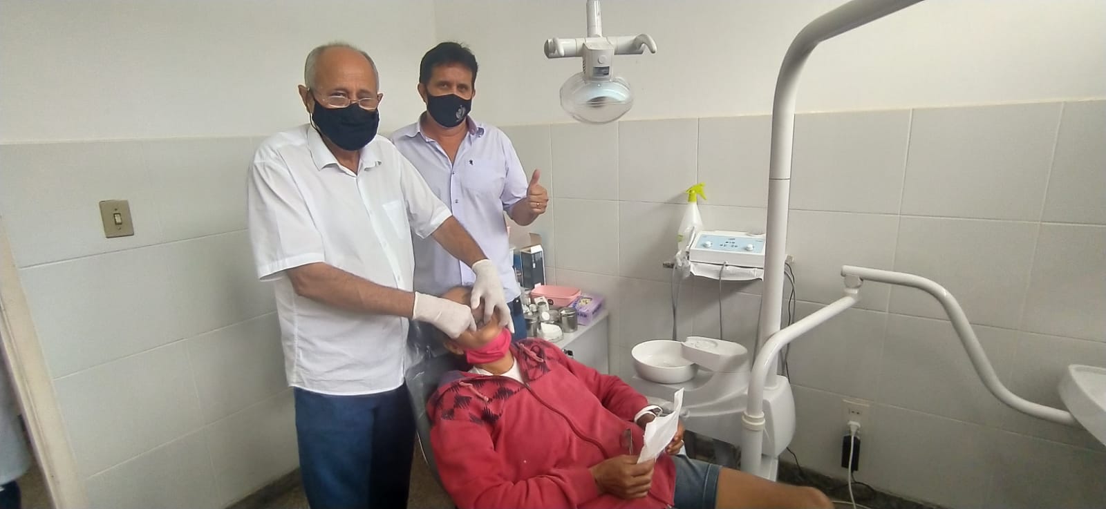 O prefeito de Goiandira Allisson Peixoto acompanhado do vice prefeito e cirurgião dentista Dr Neusmar Vaz durante o lançamento do programa de moldagem de próteses dentárias