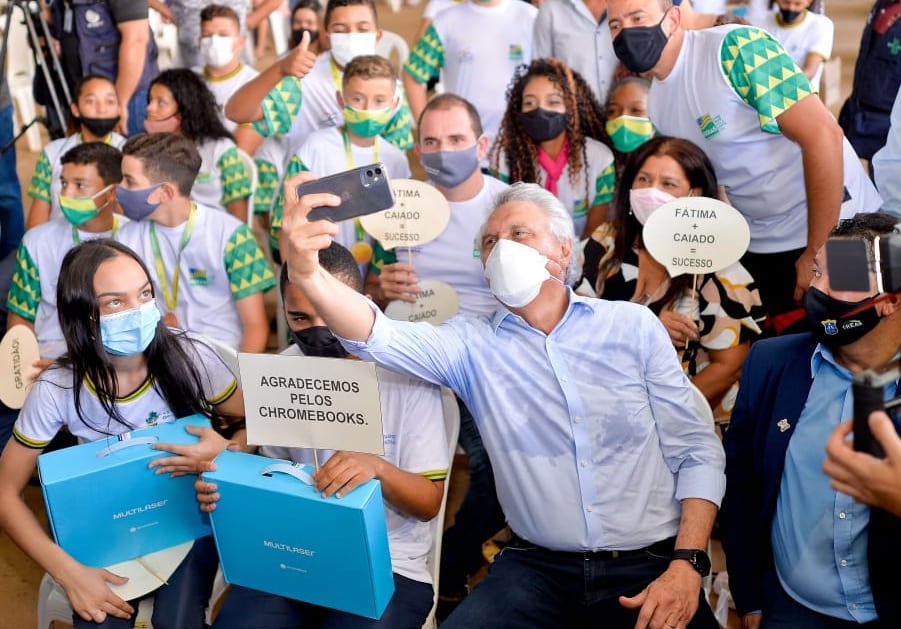 O governador Ronaldo Caiado durante entrega de benefícios a estudantes da rede estadual de ensino