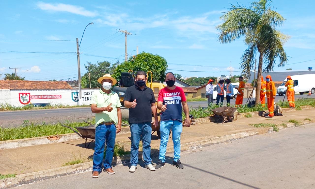 Os vereadores: Euripedes Benedito e Cleiton Mendes junto ao prefeito Cebinha Nascimento dando início a operação emergencial de tapa-buracos na rodovia