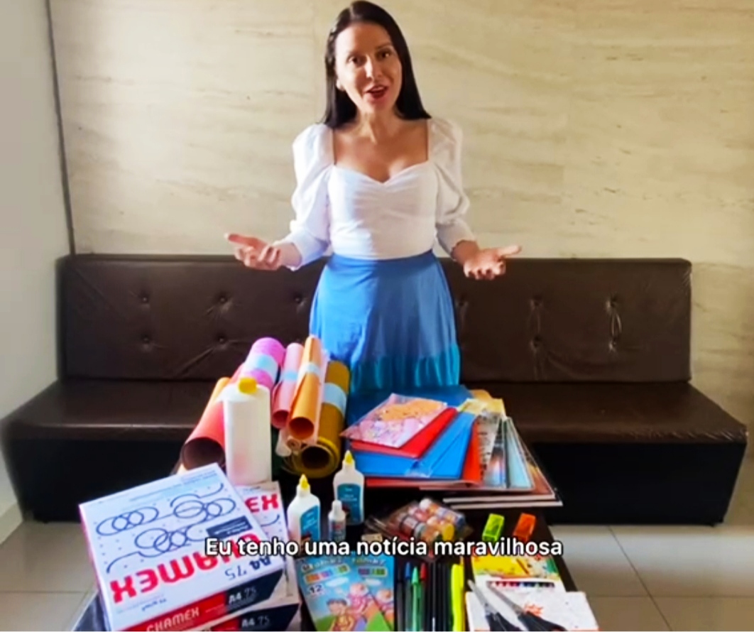 A gestora bela-vistense, Nárcia Kelly Alves da Silva fazendo anúncio de compra do material escolar para Rede Municipal de Ensino (Foto: Reprodução Vídeo Redes Sociais)