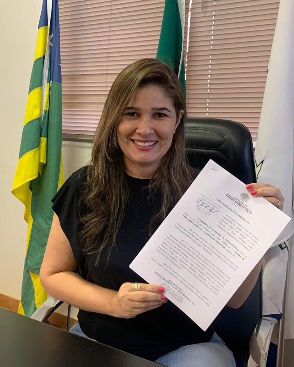 Juliana feliz em sanciona importante lei para rede municipal de ensino