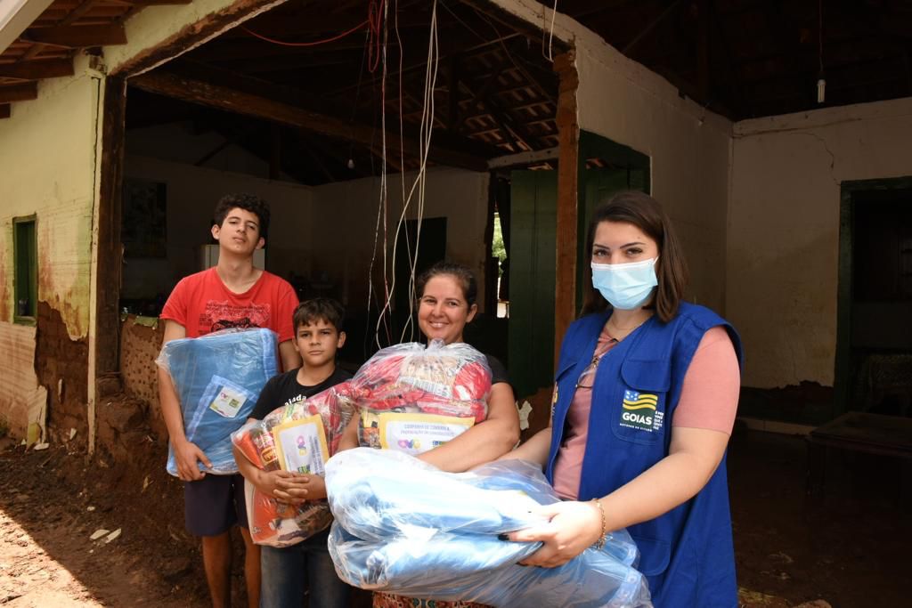 Neusilene Moura e os dois filhos são uma das famílias atingidas pela enchente do último domingo. "Ficamos gratos pelas doações", afirmou a dona de casa