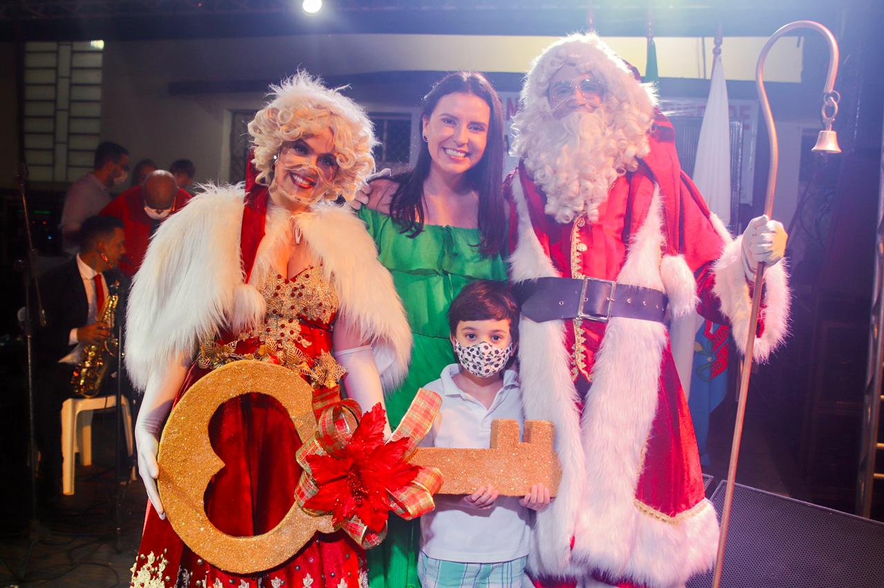 Papai Noel e Noelete dando as chaves do Natal Iluminado a comunidade bela-vistense