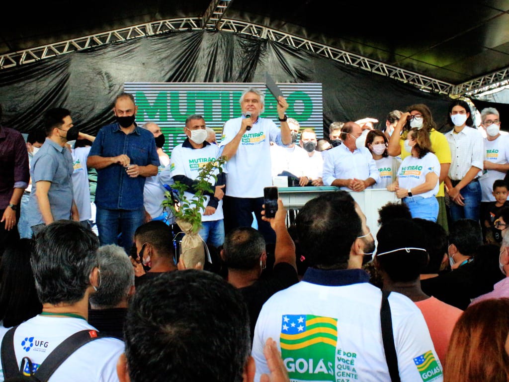 O governador Ronaldo Caiado e aliados durante abertura da 2ª edição do Mutirão Iris Rezende Governo de Goiás, em Aparecida de Goiânia