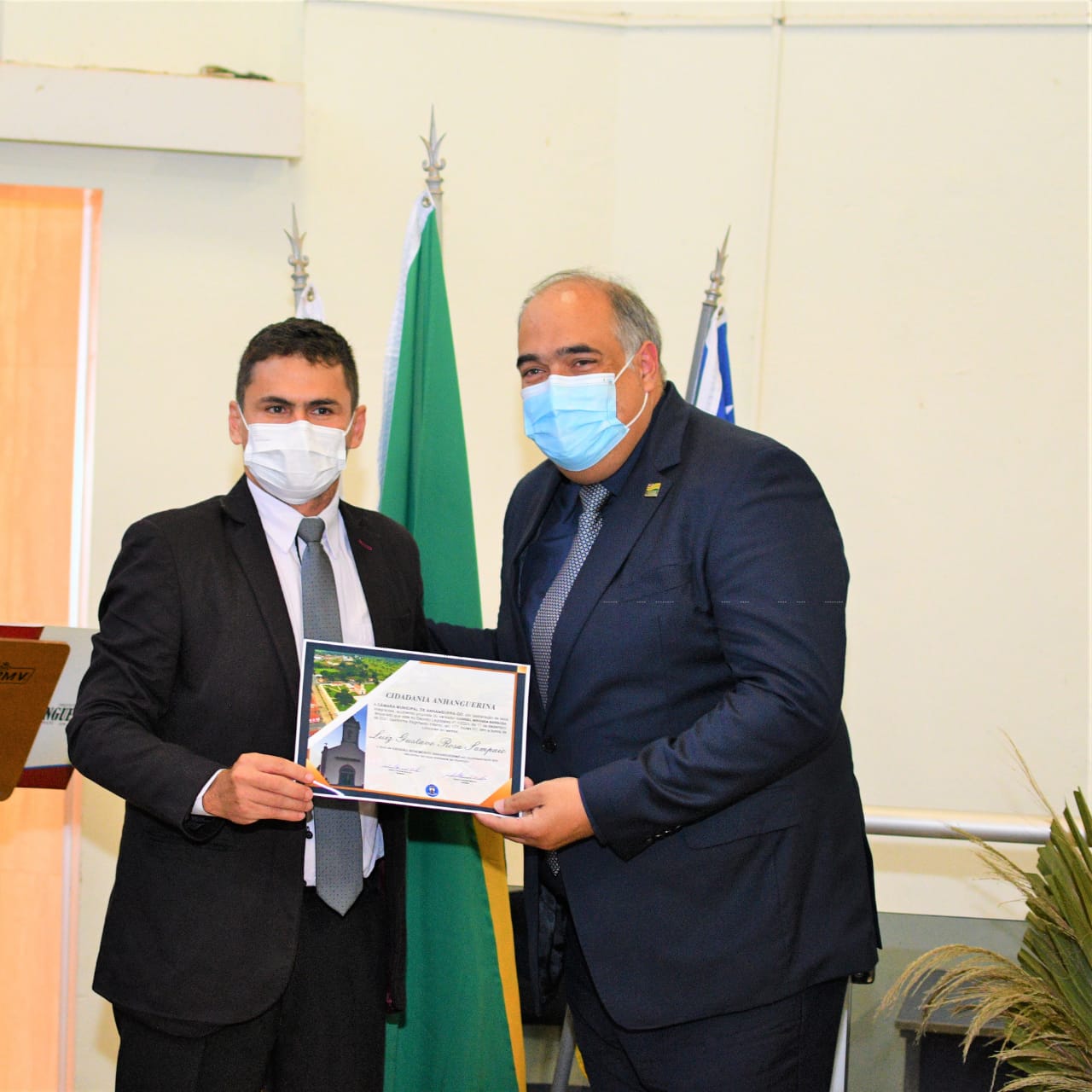 Luiz Sampaio recebendo o Título de Cidadania Anhanguerina, do presidente da Câmara Gabriel Miranda Barbosa