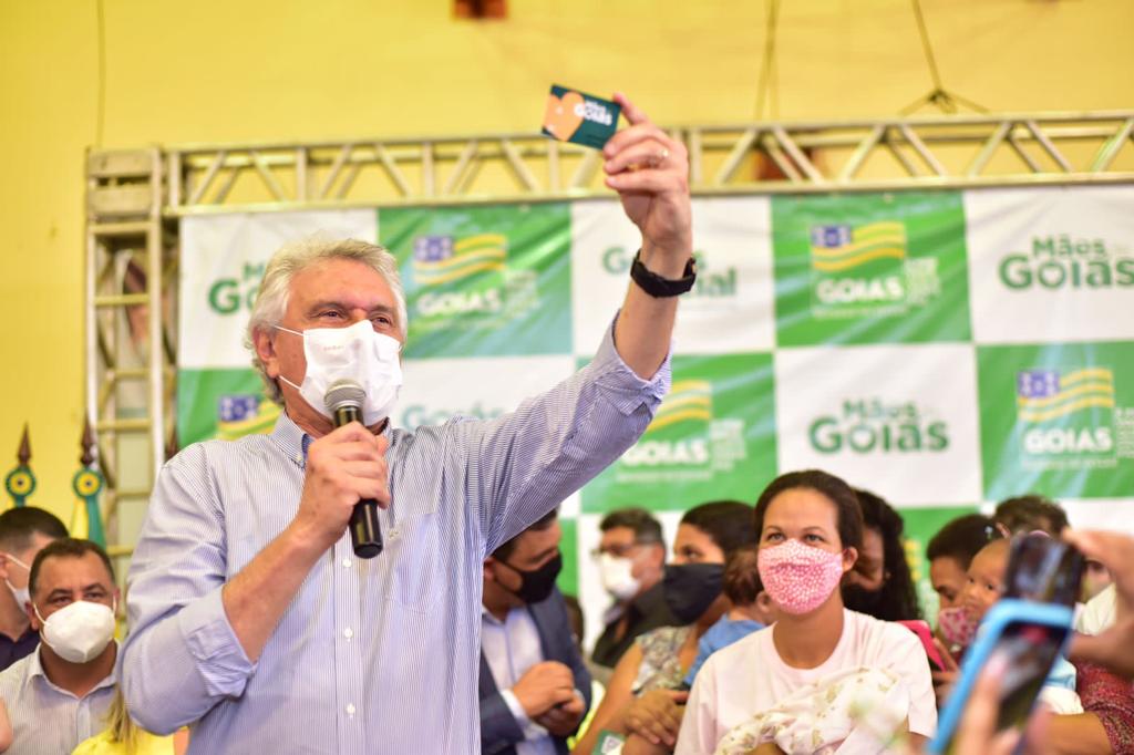 Em Novo Gama, governador Ronaldo Caiado entrega 1.410 cartões do programa Mães de Goiás: 