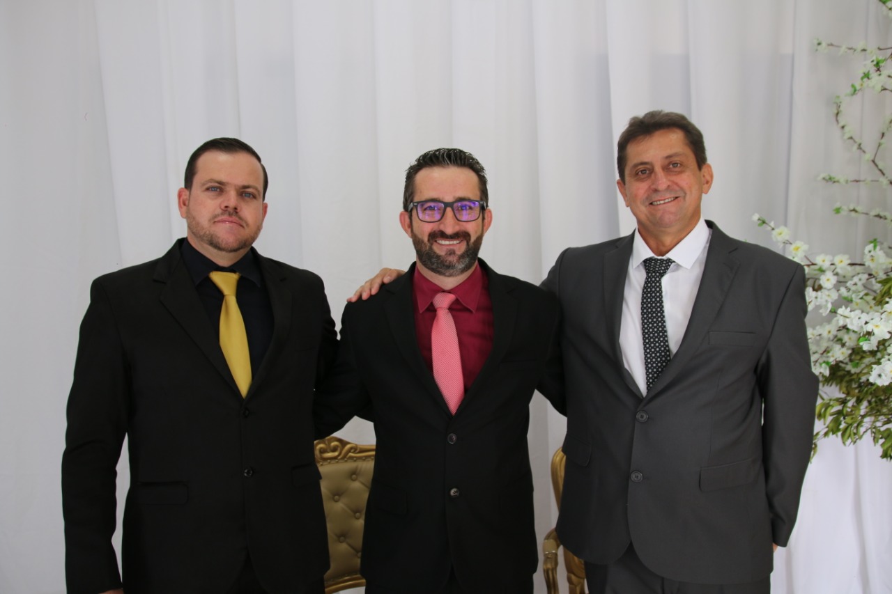 O prefeito Junior Pimenta, o vice Danilo Araújo e o presidente da Câmara Jerry Faleiros avaliando o primeiro ano de gestão (Sdnews)