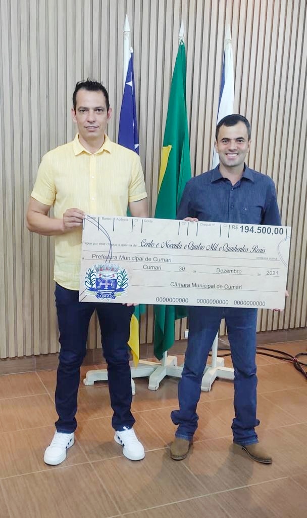 Hernany Ferreira Gondim repassando cheque simbólico de R$ 194.500,00 ao prefeito de Cumari João Rios