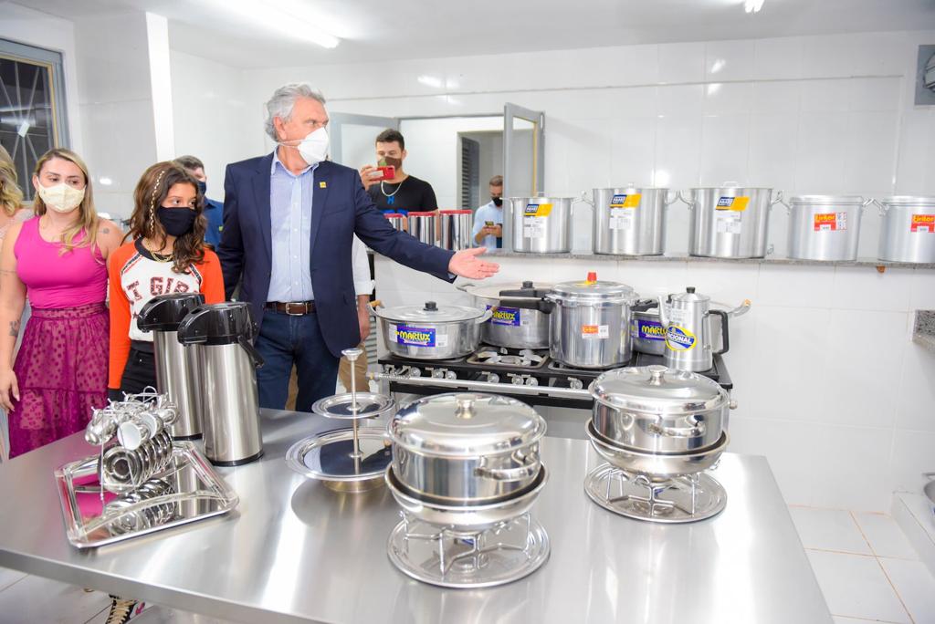 O governador Ronaldo Caiado durante visita a cozinhas de escolas da rede estadual de educação, que terão aumento de mais de 300% no repasse de recursos para merenda escolar, em 2022