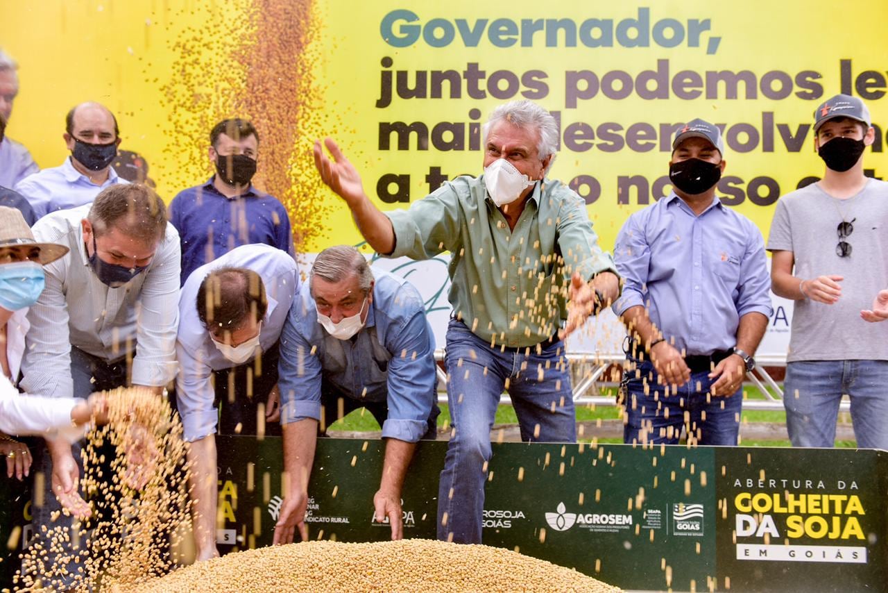 O governador Ronaldo Caiado durante abertura da colheita da soja, em Montividiu