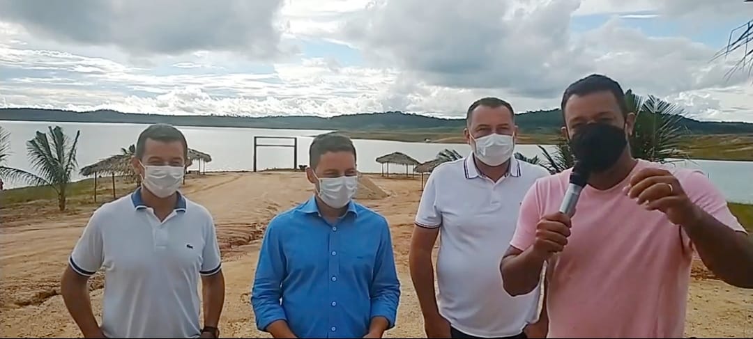 Ás margens da Prainha do Lago Azul, Hugo, Haroldinho, Agnaldo e Vinicius Martins expondo esclarecimentos sobre a elevação do nivel do lago (Reprodução)