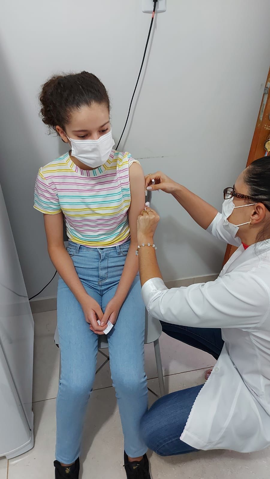 A primeira a ser vacinada pela equipe do ESF do Fauna II foi pequena Maria Luiza Moreira Lima.