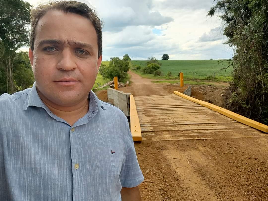 O prefeito de Cristalina, Daniel do Sindicato na Comunidade Três Barras, comemorando a entrega de mais uma nova ponte
