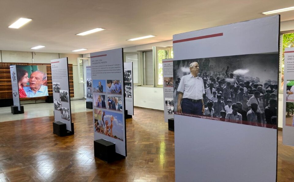 A mostra fotográfica faz parte das homenagens realizadas no Tributo ao ex-prefeito de Goiânia e ex-governador Iris Rezende e ficará à disposição do público na sala Belkiss Spenzieri (Foto: Secult)