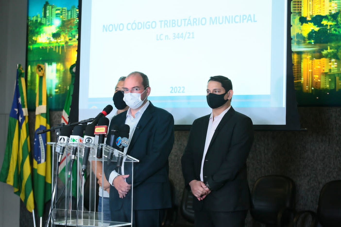 Os secretários municipais: Arthur Bernardes (Governo) e Lucas Morais (Executivo de Finanças), durante coletiva de exclarecimento do Novo Código Tributário Municipal