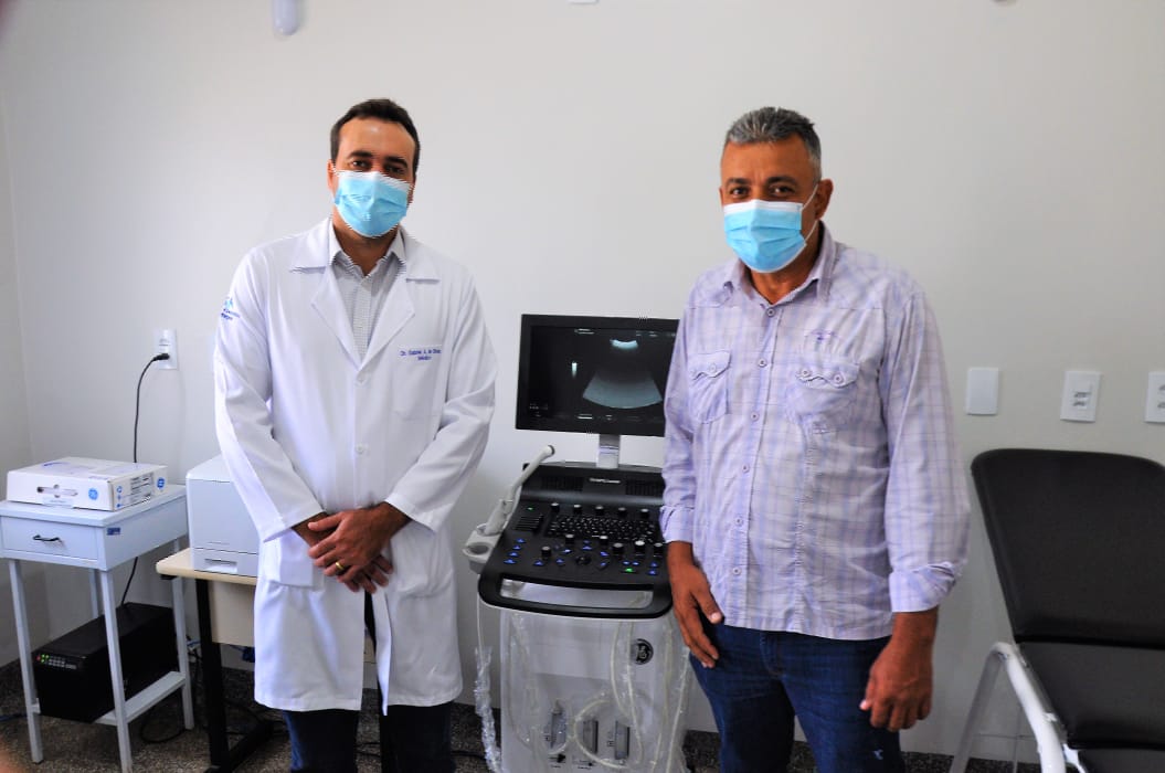 O secretário de saúde Winas Martins Borges entregando novo aparelho de ultrassonografia e apresentando o médico radiologista Dr. Gabriel André de Oliveira (Fotos: Carlos Duarte)