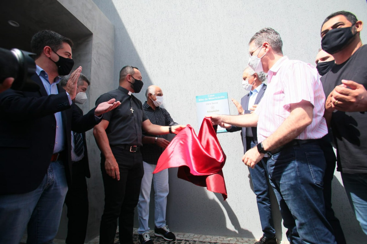 O prefeito Rogério Cruz, o governador Ronaldo Caiado e membros da diretoria durante inauguração da nova sede da Casa Mãe de Misericórdia, da Paróquia Nossa Senhora Assunção, na Vila Itatiaia