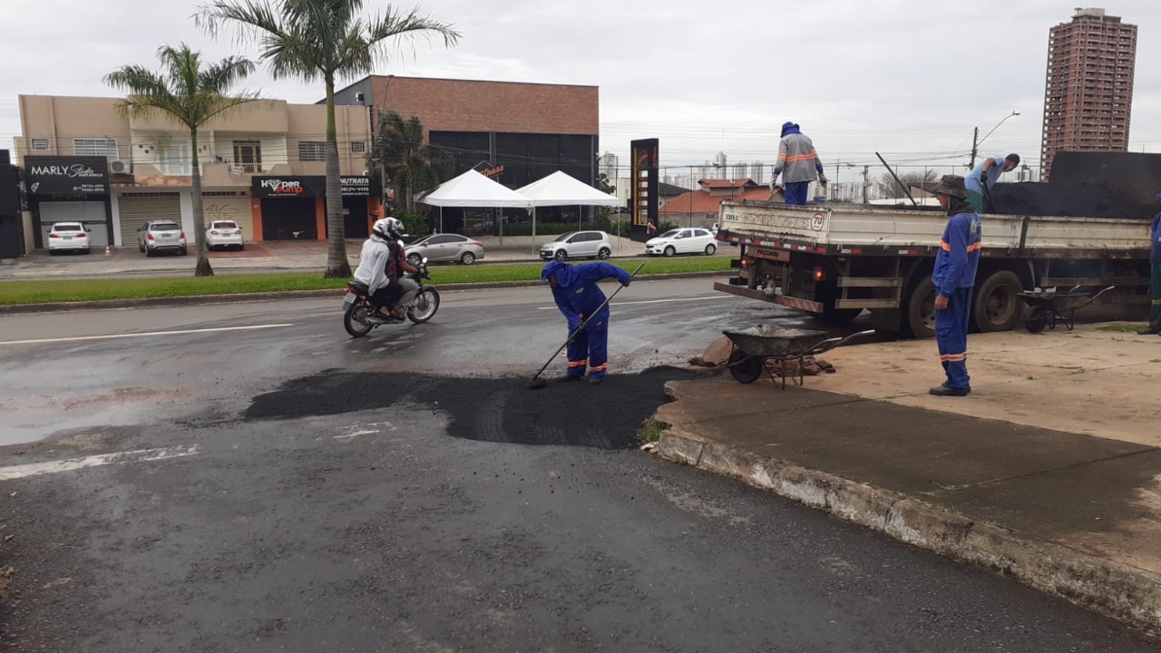 Por orientação do prefeito Rogério Cruz, equipes da Secretaria de Infraestrutura estão nas ruas todos os dias para realização de serviços de rotina como trocas de lâmpadas, limpeza de bocas de lobo, r