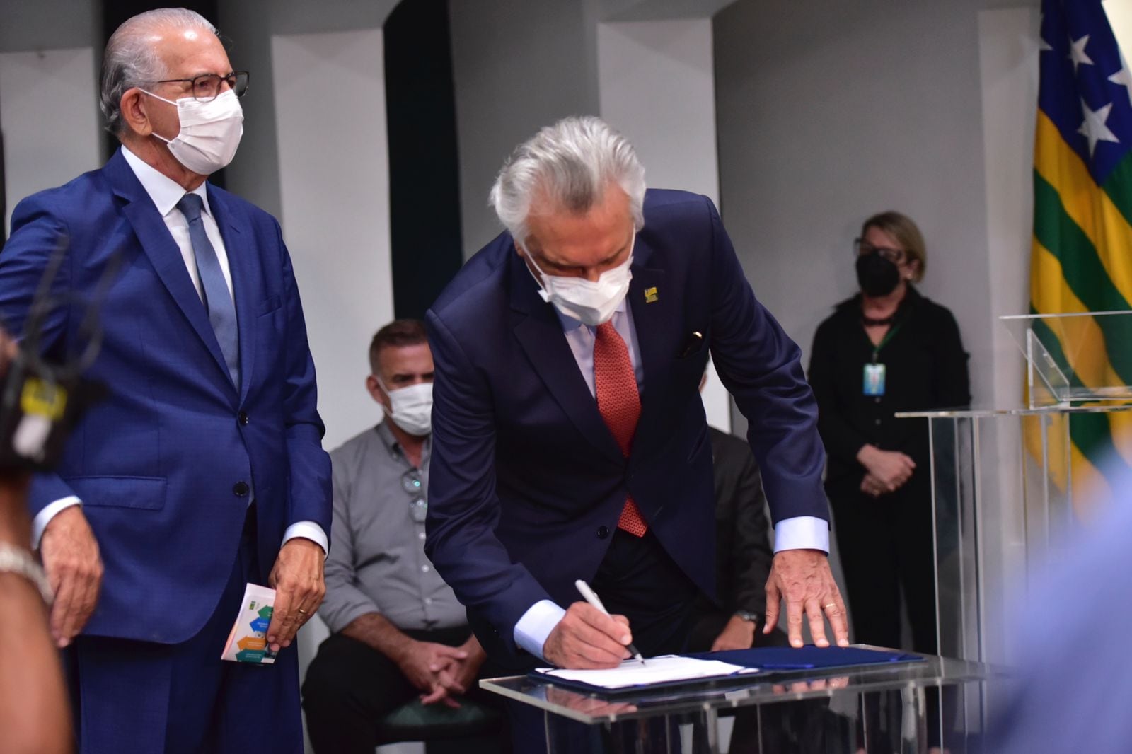 O governador Ronaldo Caiado durante a posse do novo presidente da Agência de Fomento de Goiás (GoiásFomento), Eurípedes José do Carmo