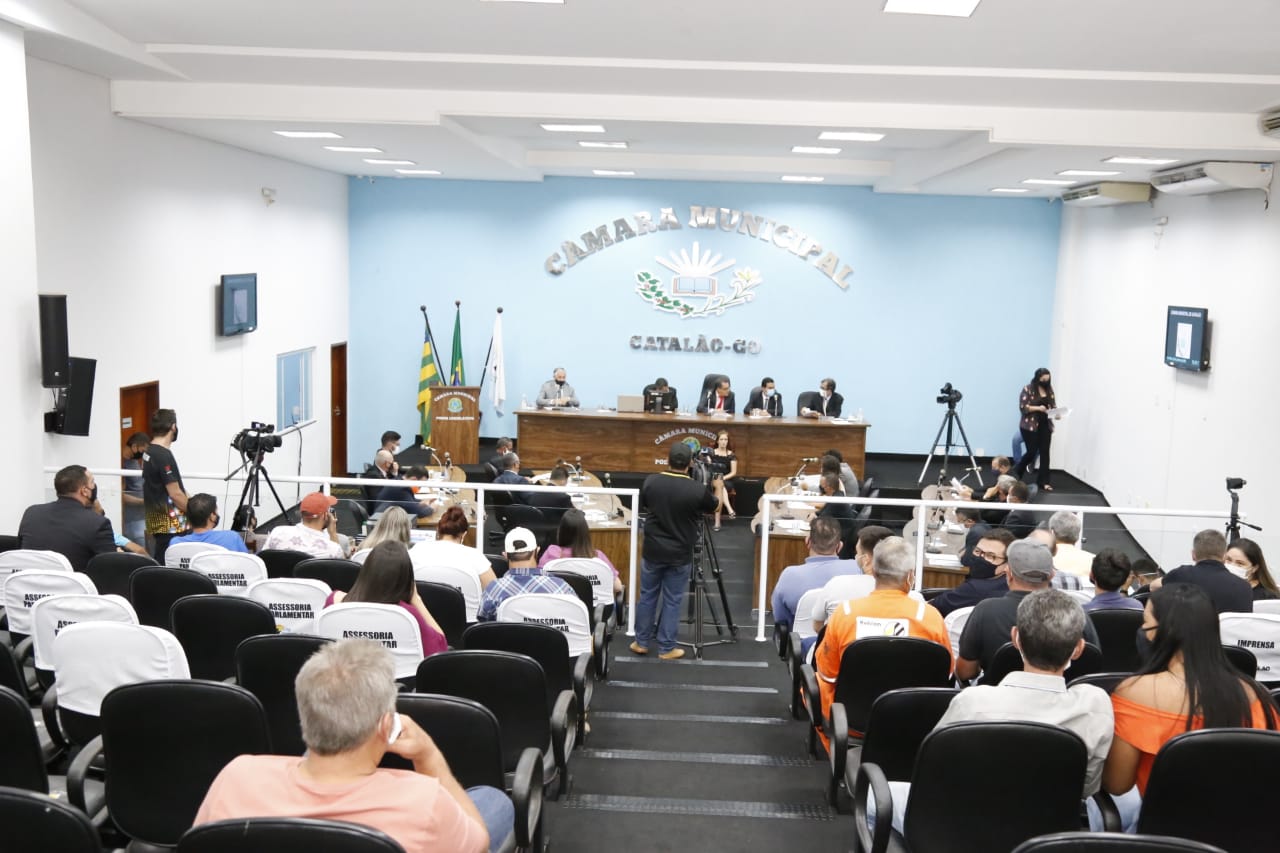 Parlamentares apreciando pautas no plenário da Câmara Municipal de Catalão (Reprodução)