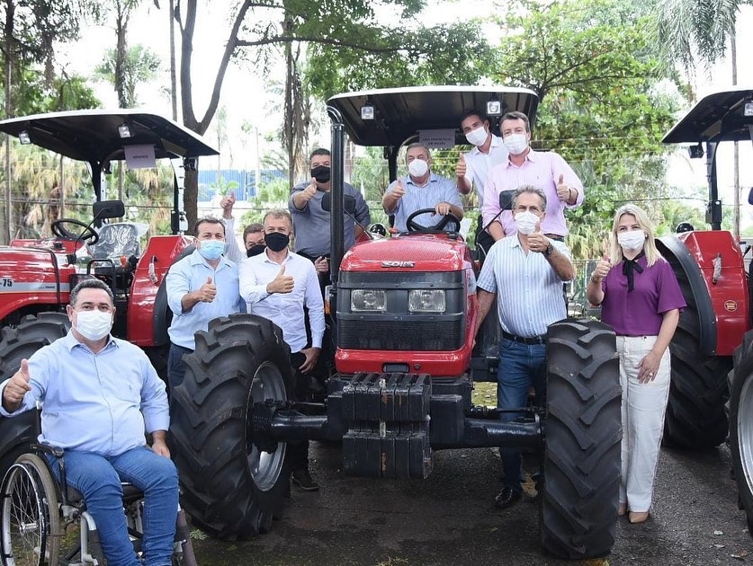 Gestores municipais recebem tratores para apoio à agricultura familiar de emendas do deputado federal Zé Mário Schreiner