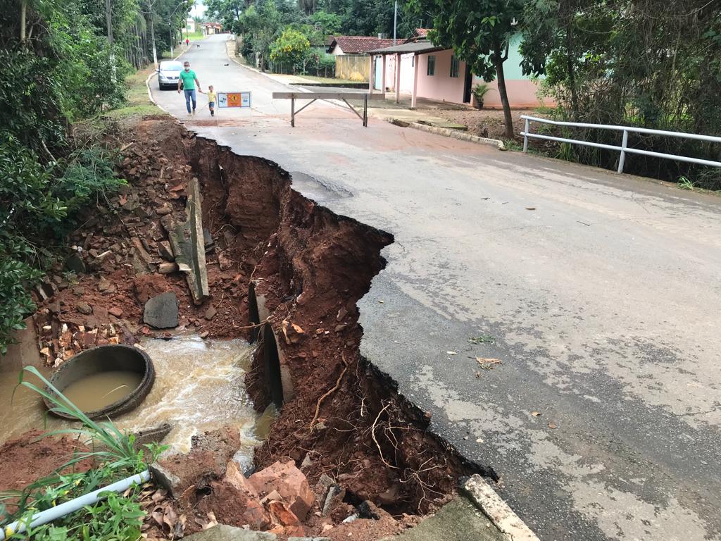 Estrutura lateral da Ponte do Córrego do Barreiro em Nova Aurora foi destruída, gestão adota medidas de segurança 