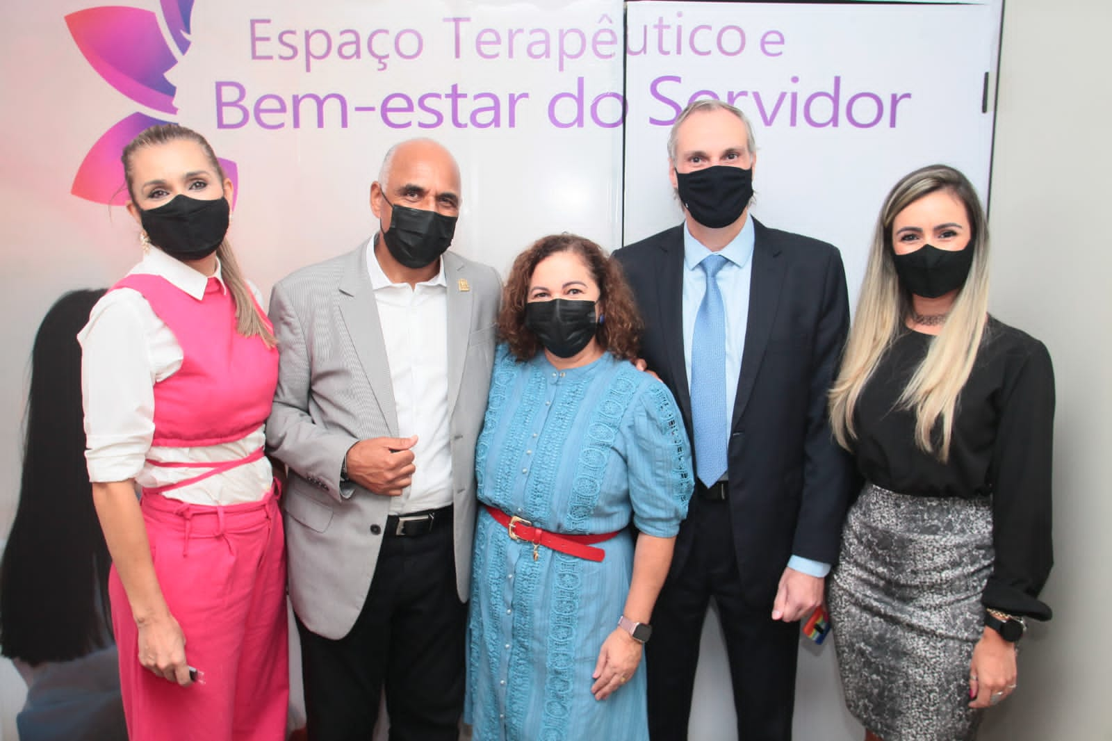 Prefeito de Goiânia, Rogério Cruz, ao lado da primeira-dama Thelma Cruz, inaugura espaço terapêutico e de bem-estar do servidor