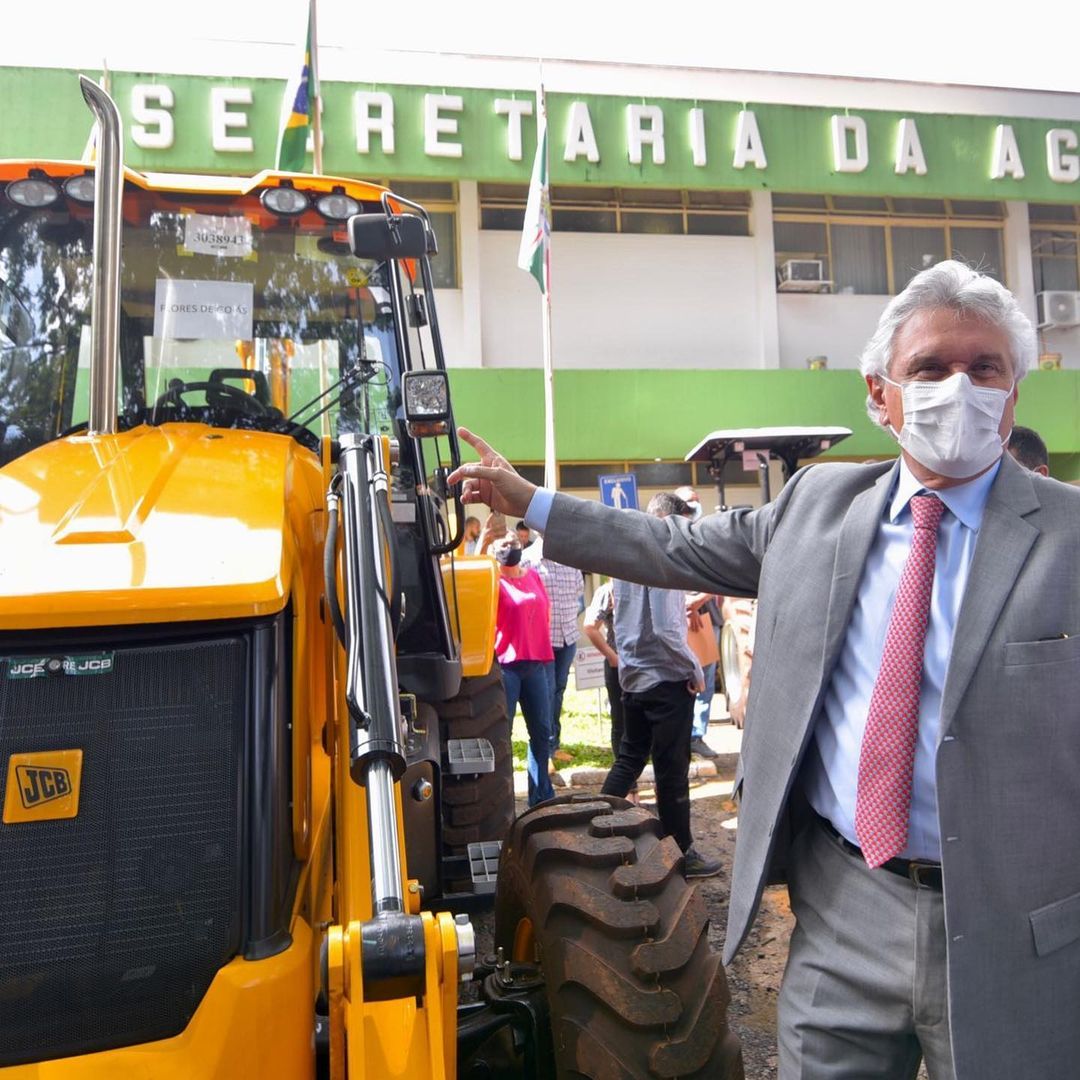 O governador Ronaldo durante entrega de 30 caminhões coletores de lixo e oito retroescavadeiras a municípios goianos