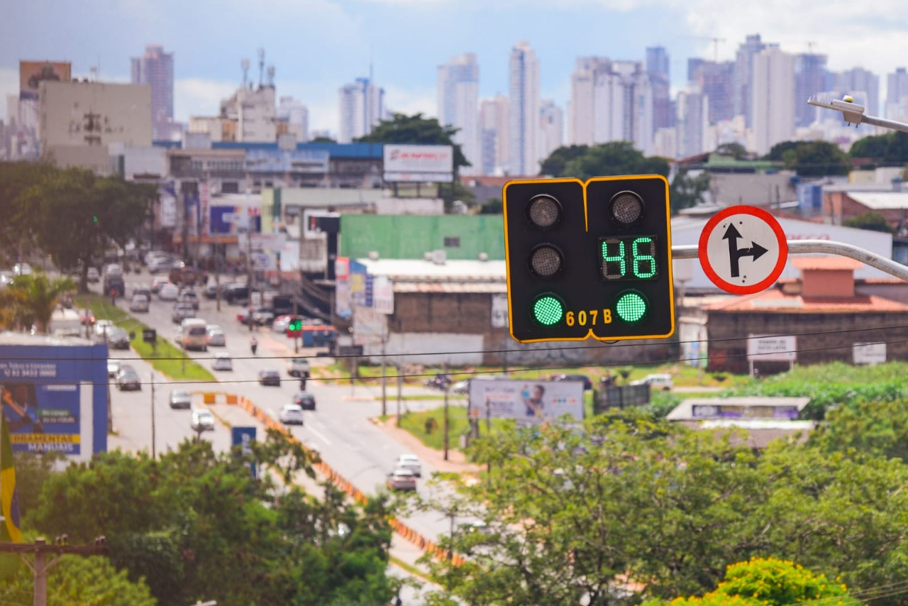 Prefeitura de Goiânia vai modernizar sistema semafórico da capital, com vistas a ampliar a fluidez no trânsito, além de garantir a segurança para ciclistas, condutores e pedestres 