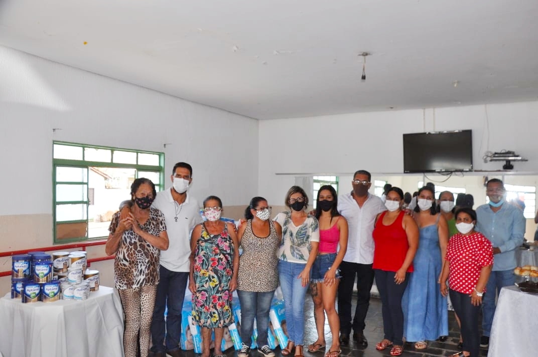 Prefeito Marcelo Paiva, 1ª dama Susana Franco, Vice Prefeito Flávio Pereira e Secretário de Saúde Dr. Lucas Miranda durante entrega as famílias beneficiadas