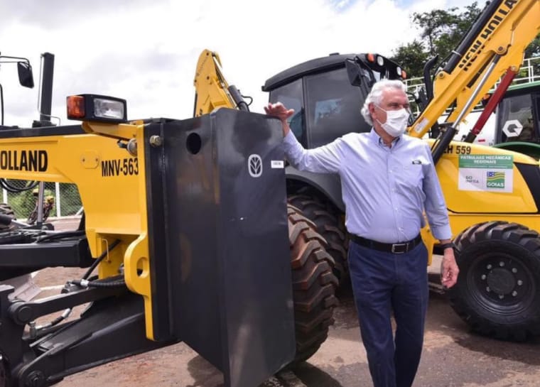 O governador Ronaldo Caiado durante entrega de máquinas a 26 cidades, no pátio da Goinfra