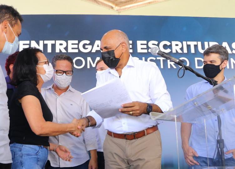 Rogério Cruz, entrega 300 escrituras a famílias do Setor Leste Universitário, Jardins do Cerrado, Residencial São Geraldo, Novo Mundo, Estrela Dalva, Jardim Conquista, Nova Esperança, Mundo Novo, Real