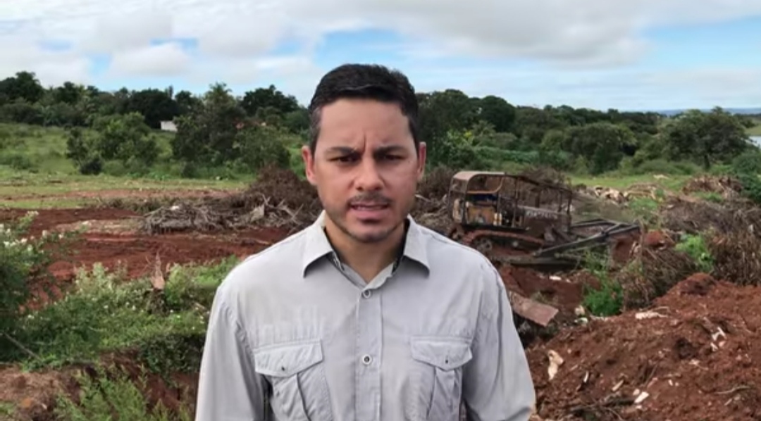 Dr. Hugo Deleon de Carvalho Costa junto aos colaboradores durante a realização da força tarefa de limpeza do Programa Cidade Limpa