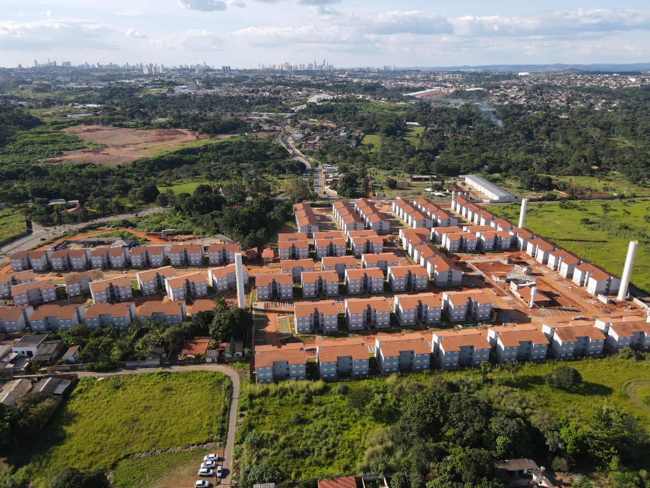 Imagem aérea dos módulos habitacionais na região da Chacára São Pedro, em Aparecida: unidades serão entregues durante Mutirão