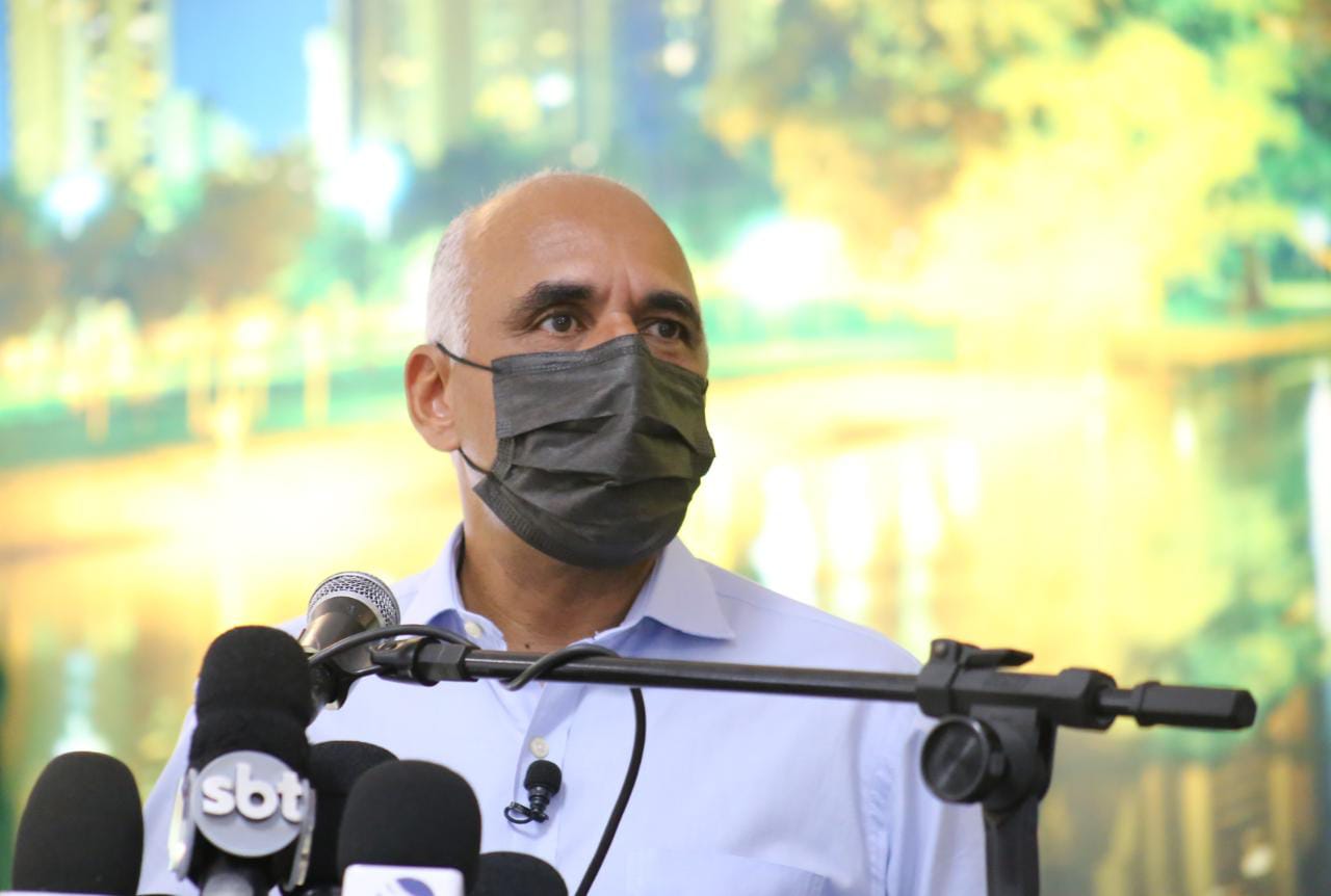 Prefeito de Goiânia, Rogério Cruz, anuncia envio à Câmara Municipal de projeto de lei que desobriga uso de máscara em ambientes abertos e especifica mudanças em regras de funcionamento de feiras e gra
