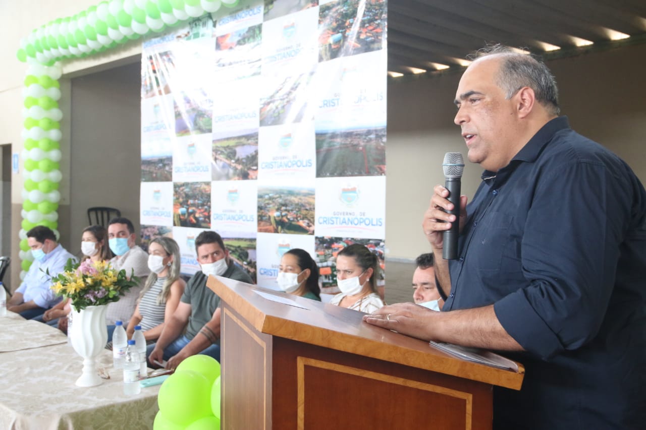 Luiz Sampaio participando da entrega de benefícios do Mães de Goiás na Região da Estrada de Ferro 