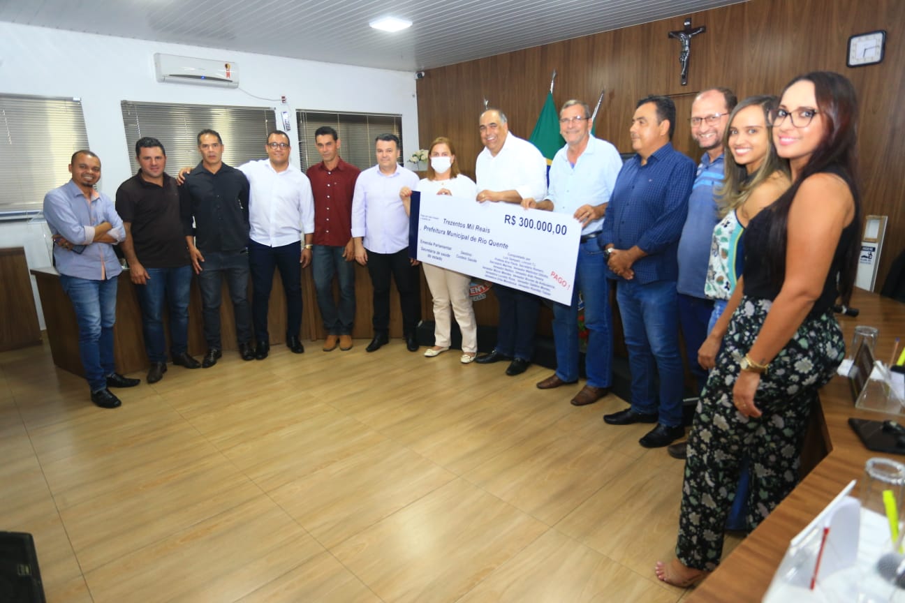 Sampaio com as lideranças em Rio Quente, durante entrega de benefícios.