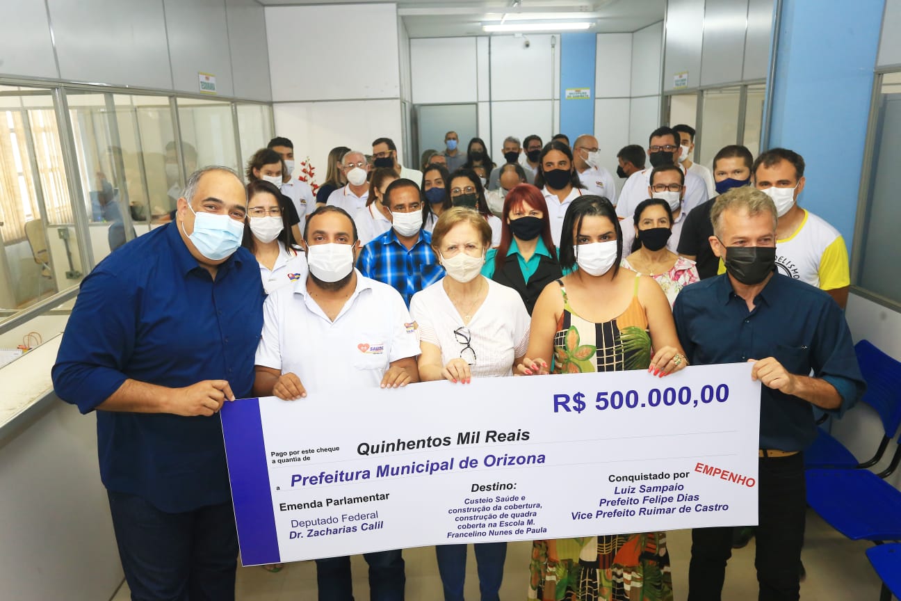 Sampaio com as lideranças em Orizona, durante entrega de benefícios.