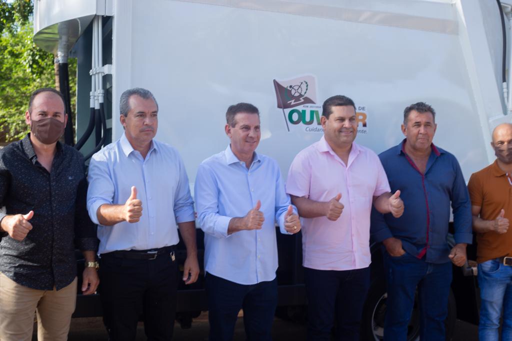 O prefeito Cebinha, o vice Nelci, os vereadores: Cleitim do Oribaldo, Luiz Balbino e Jorginho, e o senador Vanderlan Cardoso durante recepção ao novo Caminhão Compactador de Resíduos Sólidos 