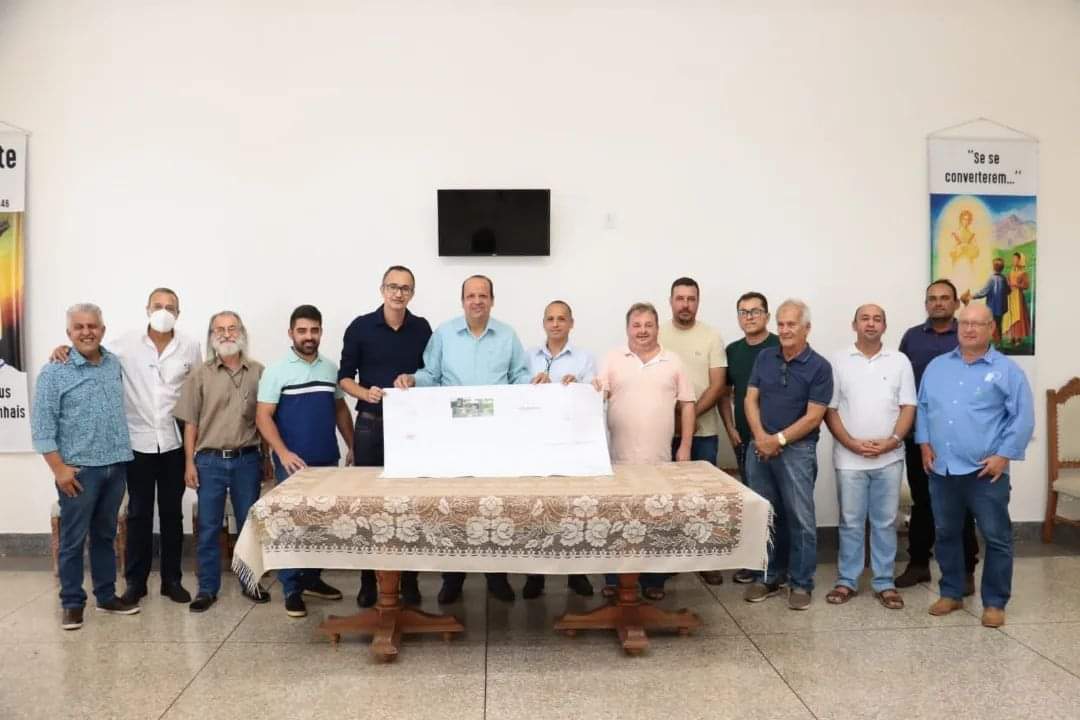 Kleber Marra e equipe no Santuário de Nossa de Salete apresentando projeto da praça aos padres e religiosos