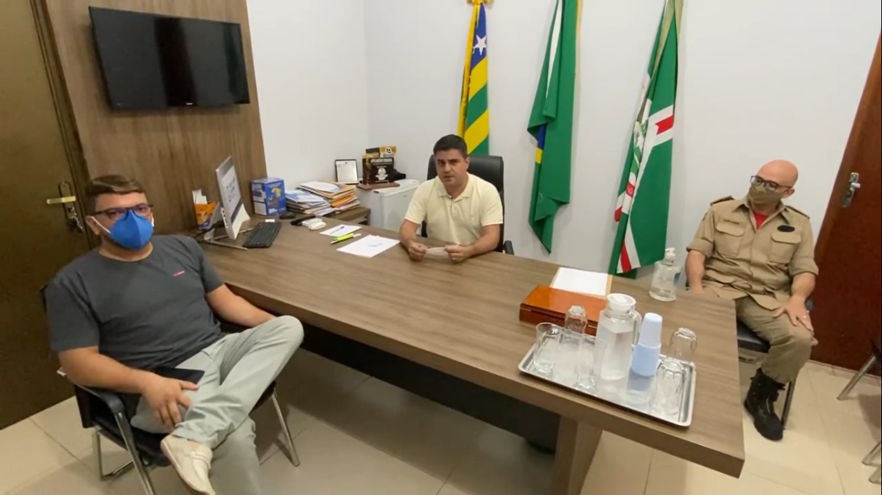 Prefeito João Alberto Vieira Rodrigues faz anúncio em seu gabinete. (Reprodução/Redes Sociais)