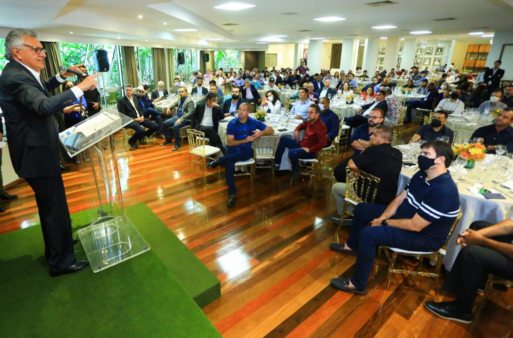 Governador Ronaldo Caiado durante reunião com vereadores de 15 municípios do Entorno do DF, no Palácio das Esmeraldas: demandas atendidas e apoio para regiões vulneráveis 