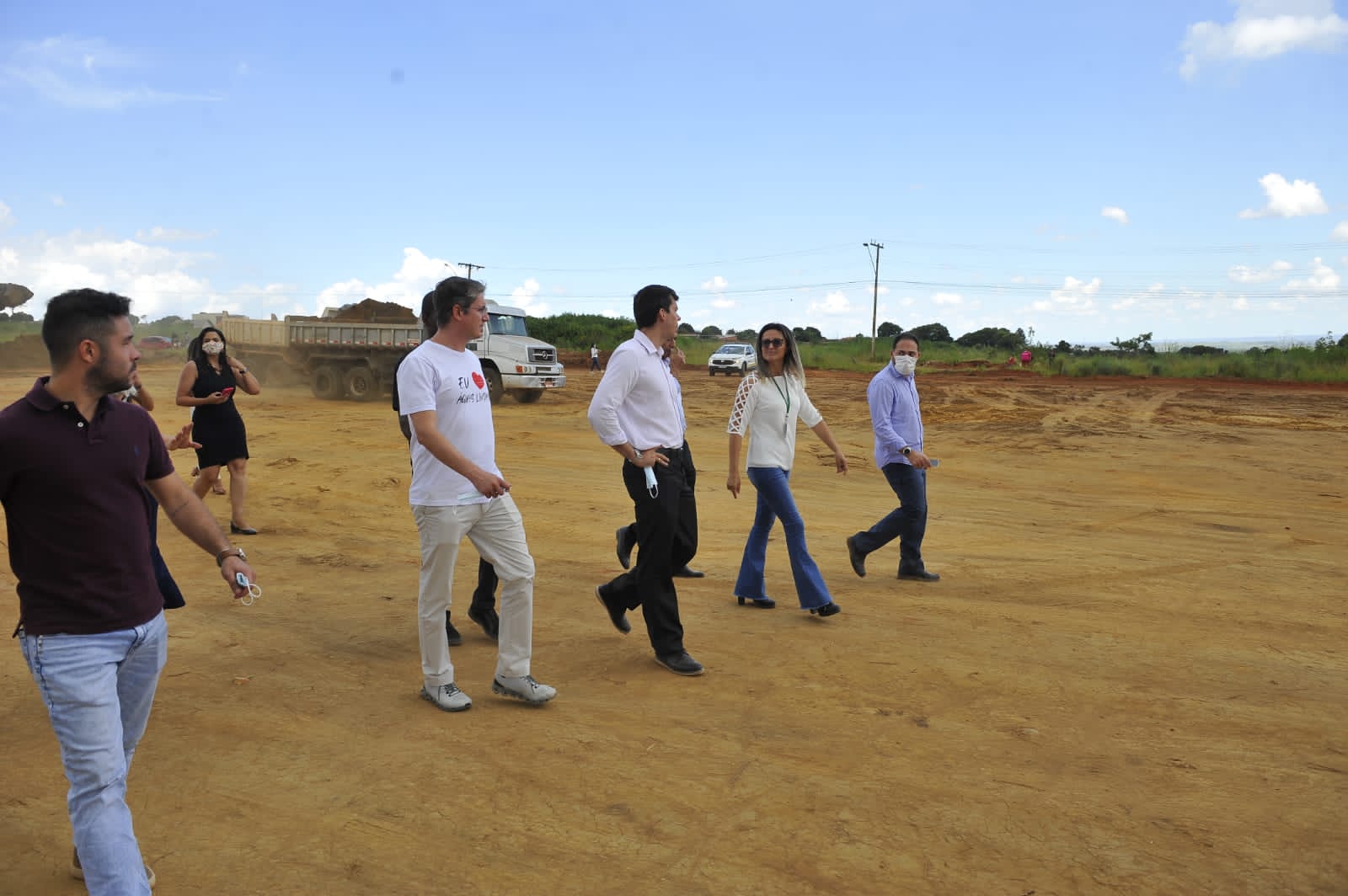 O presidente da Goinfra, Pedro Sales, e o prefeito de Águas Lindas, Lucas Antonietti, visitam o terreno doado pelo município para a construção das 100 moradias