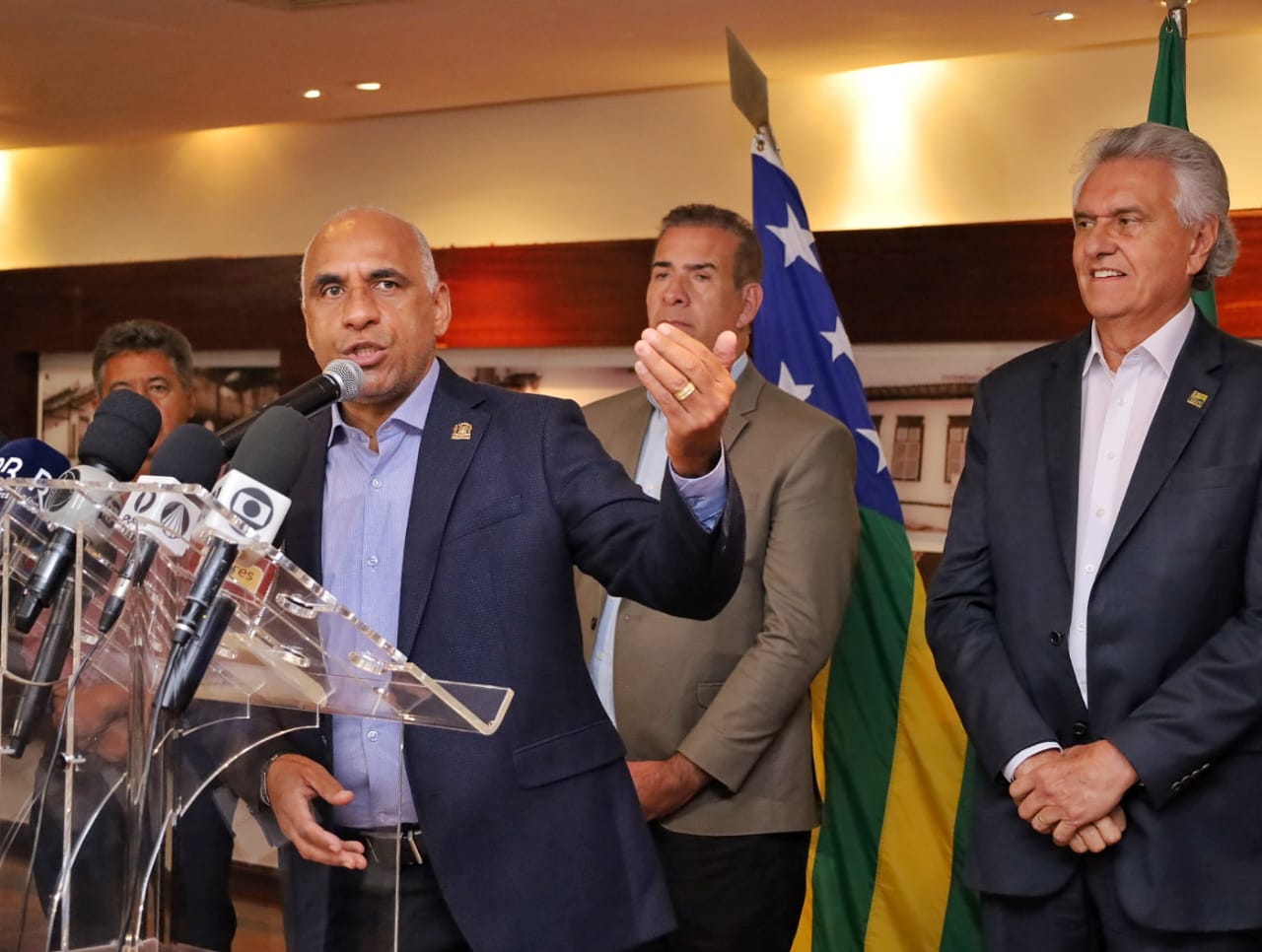 Prefeito Rogério Cruz, ao lado do governador Ronaldo Caiado, lança, durante entrevista, bilhete único do transporte coletivo, que entra em vigor neste sábado (02/04)