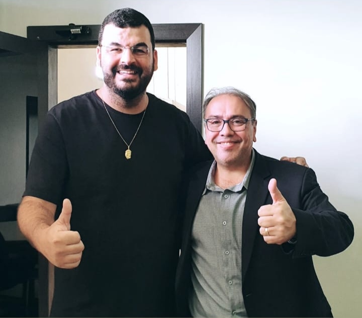 O vereador Rodrigo Alves Carvelo - Rodrigão e o presidente estadual do Podemos Goiás Eduardo Machado 