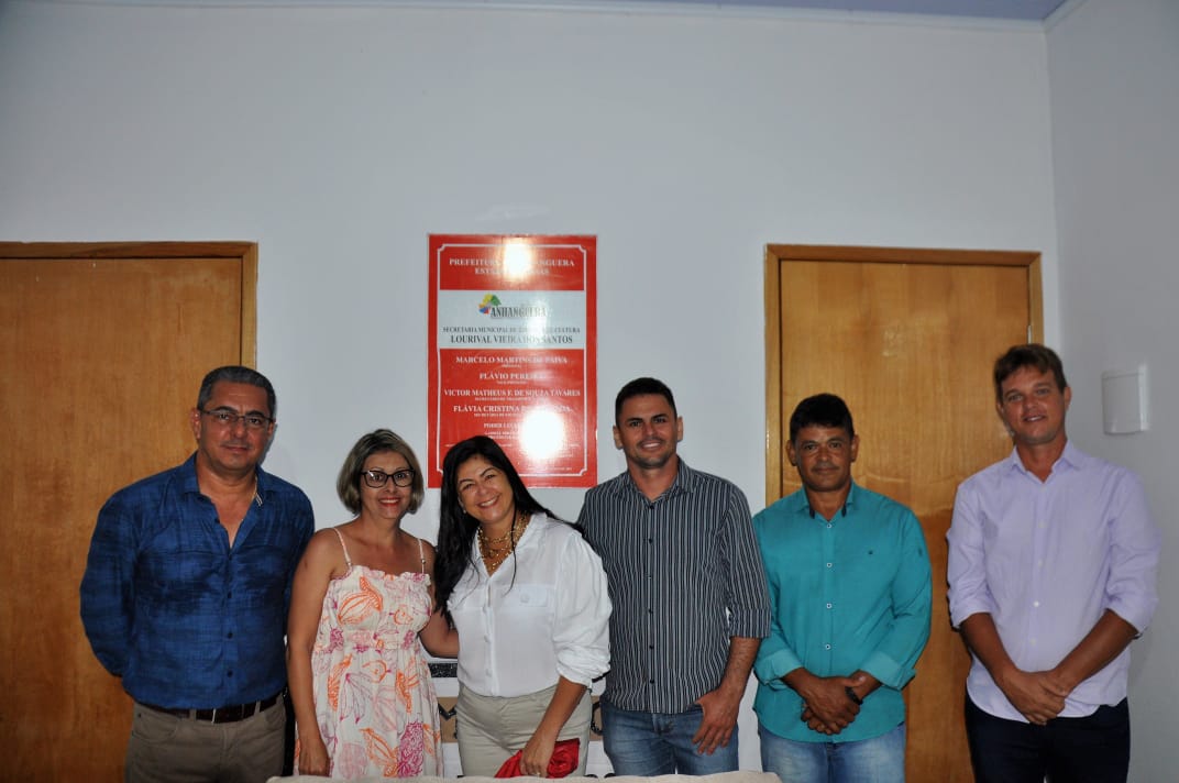 O prefeito de Anhanguera, Marcelo Paiva, a 1ª dama Susana Franco, Professora Flávia e os vereadores em frente a placa inaugural da Secretaria Municipal de Educação 