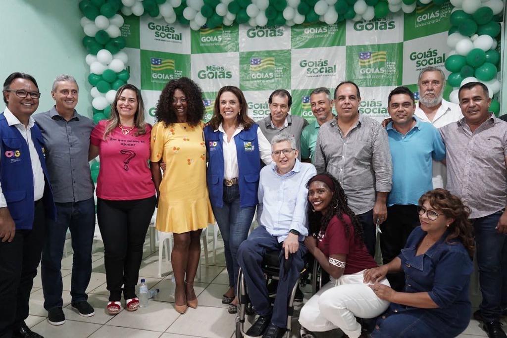 Primeira-dama de Goiás Gracinha Caiado e prefeito Wander Carvalho realiza entrega de mais 130 cartões do Mães de Goiás em Abadia de Goiás 