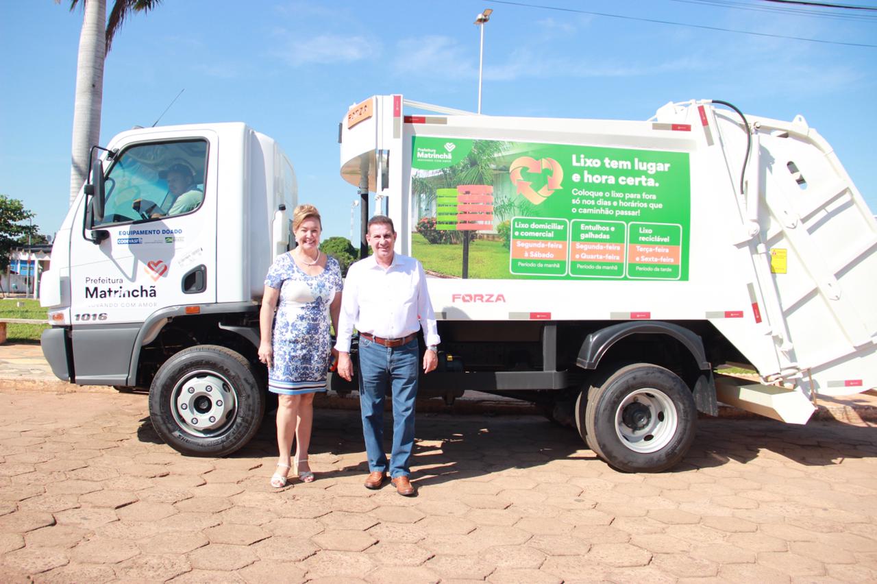 Senador Vanderlan Cardoso entregando um caminhão compactador de lixo para a prefeita de Matrichã Ivânia Alves